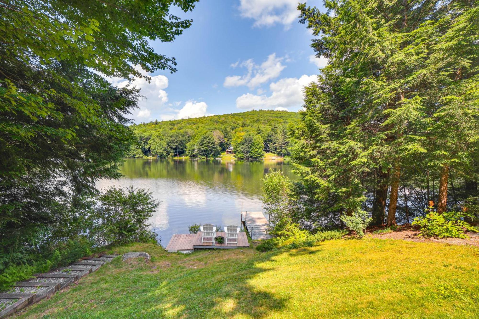 Breathtaking Newbury Cottage With Deck On Chalk Pond エクステリア 写真