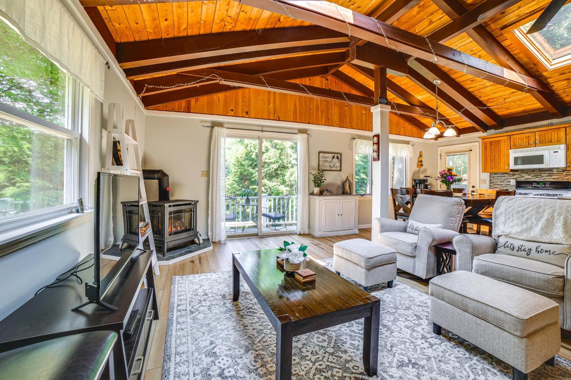 Breathtaking Newbury Cottage With Deck On Chalk Pond エクステリア 写真