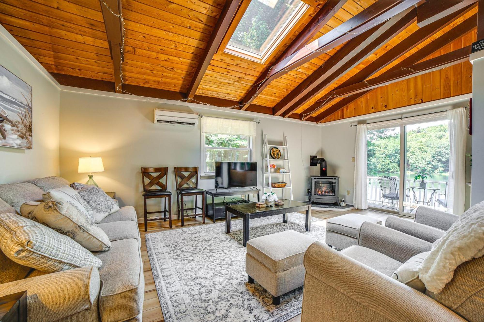 Breathtaking Newbury Cottage With Deck On Chalk Pond エクステリア 写真